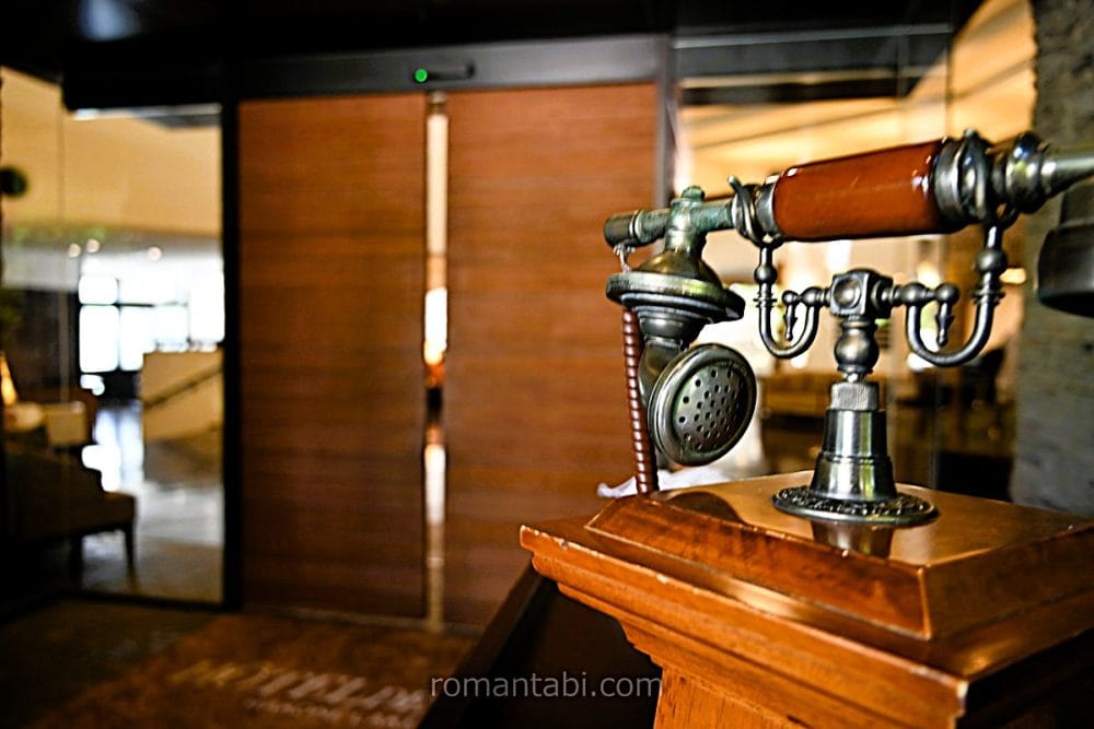 箱根・山のホテル・ロビーの電話機