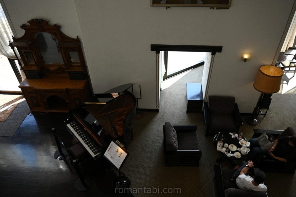 箱根・山のホテル・ラウンジを2階から眺める