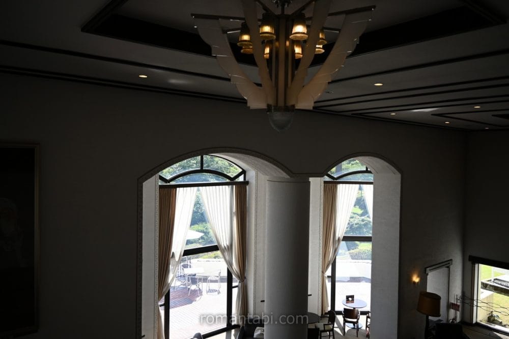 箱根・山のホテル・ラウンジを2階から眺める