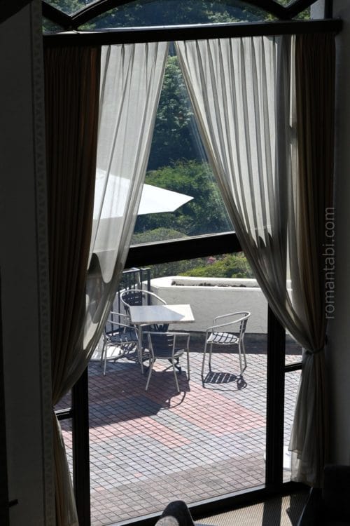 箱根・山のホテル・ラウンジを2階から眺める