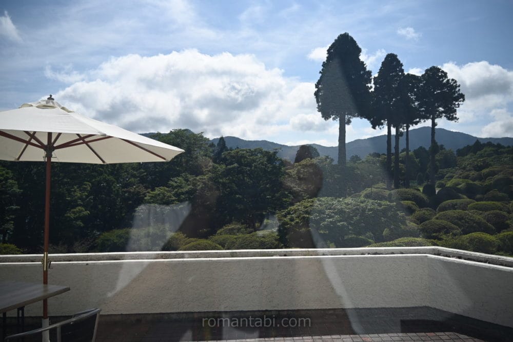 箱根・山のホテル・ラウンジから庭園を眺める