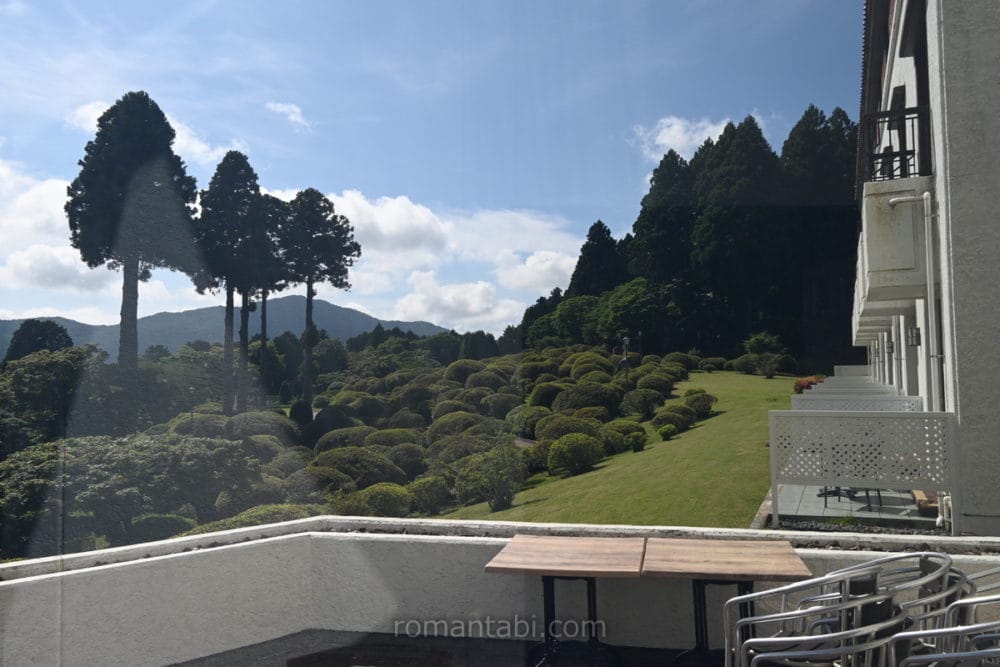 箱根・山のホテル・ラウンジから庭園を眺める
