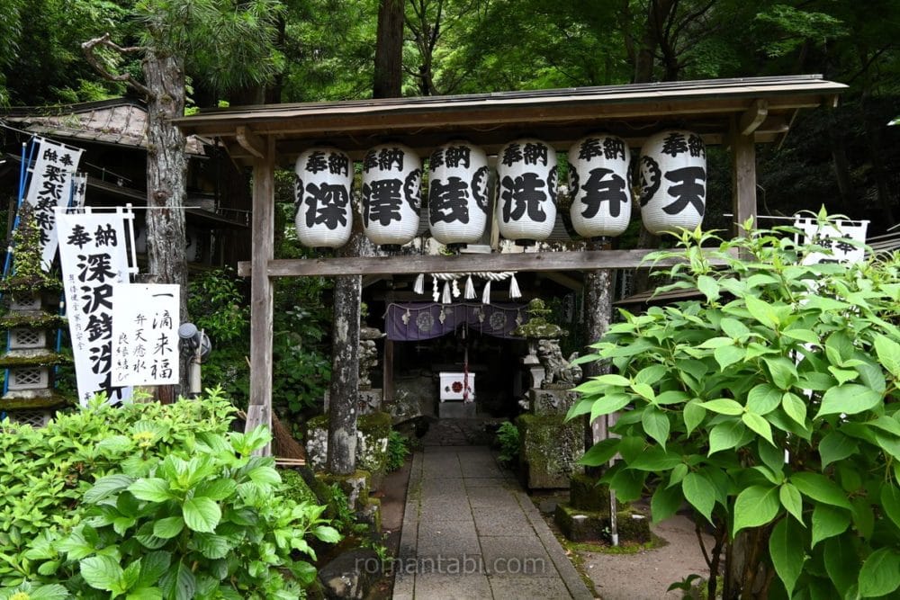 深澤銭洗弁財天の参道