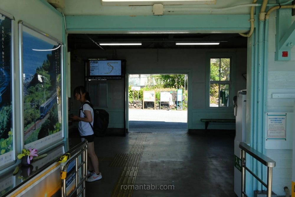 根府川駅の駅舎内