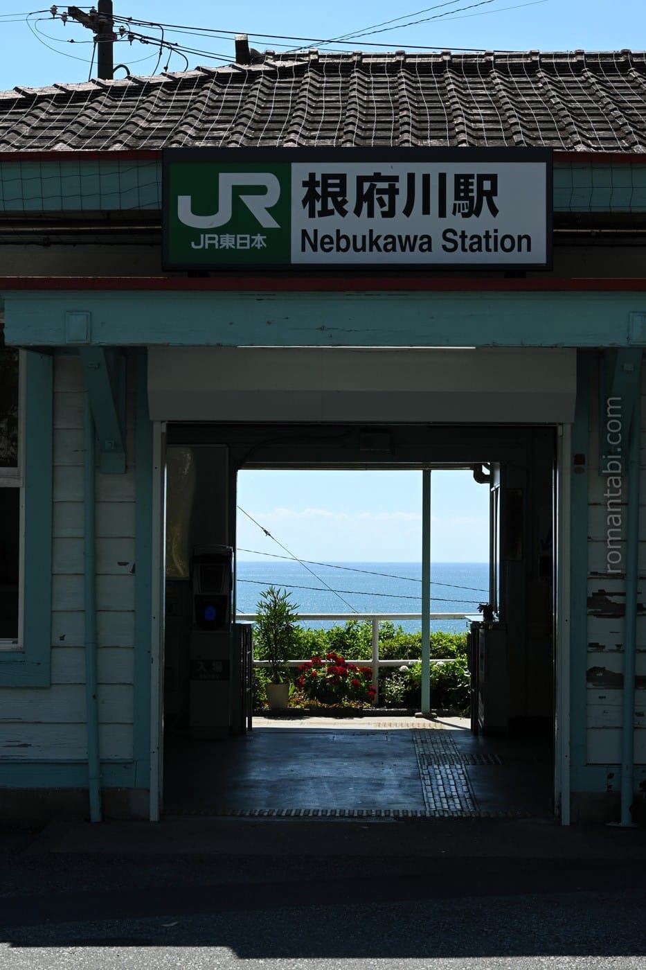 根府川駅の木造駅舎から海を望む