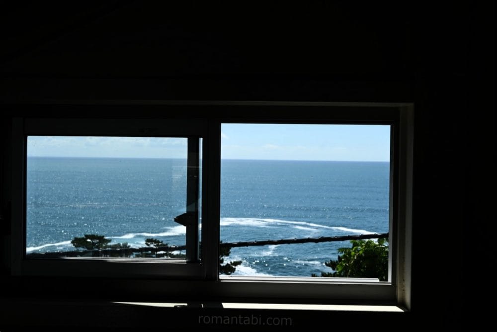 根府川駅の階段の窓から見える海