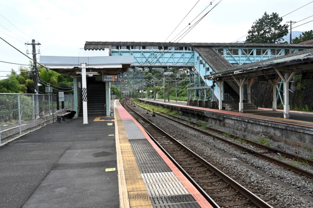根府川駅の下りプラットホームと連絡路