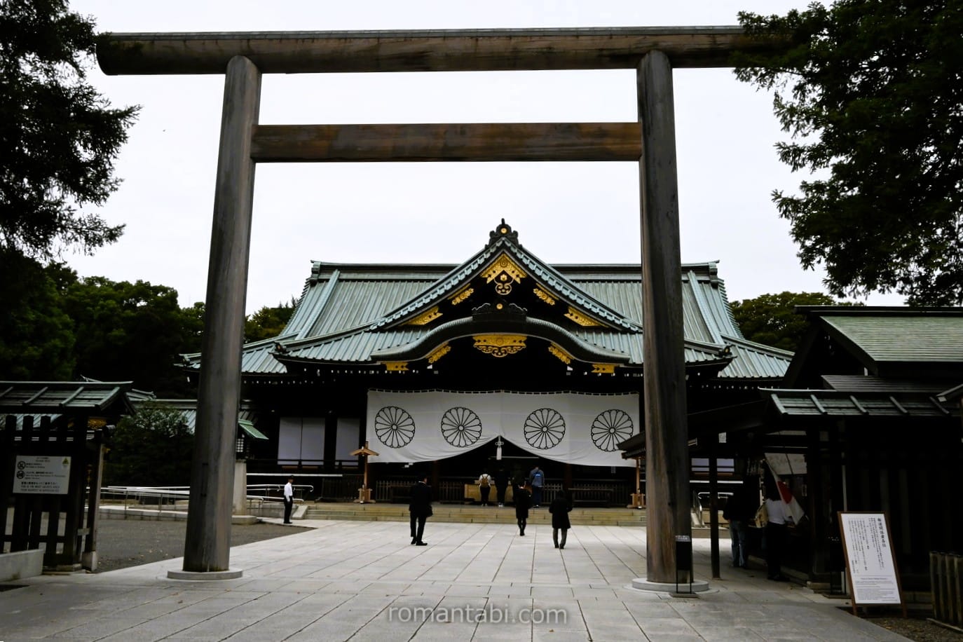 靖国神社・本殿と中門鳥居