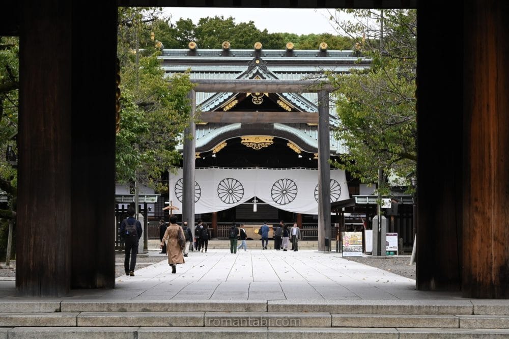 靖国神社・神門からの中門鳥居と拝殿