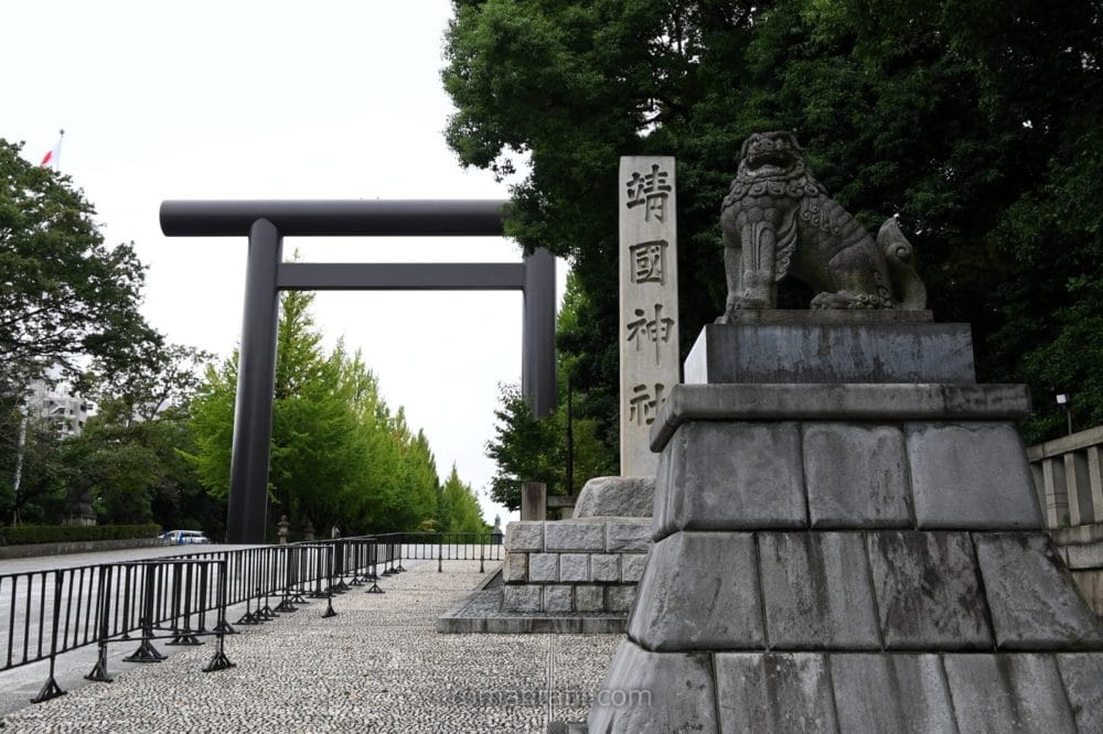 靖国神社・第一鳥居(大鳥居)と狛犬