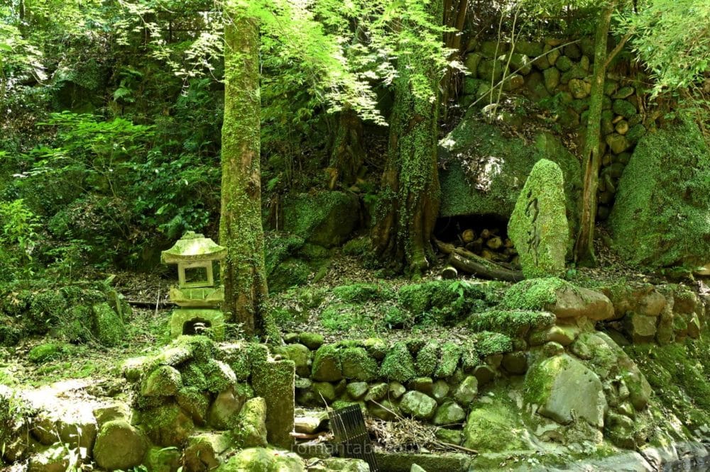 湯河原・万葉公園・灯籠と石碑