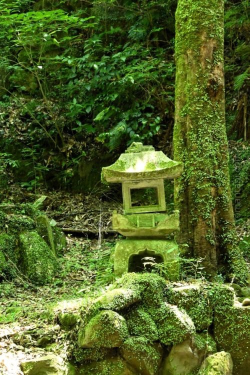 湯河原・万葉公園・灯籠