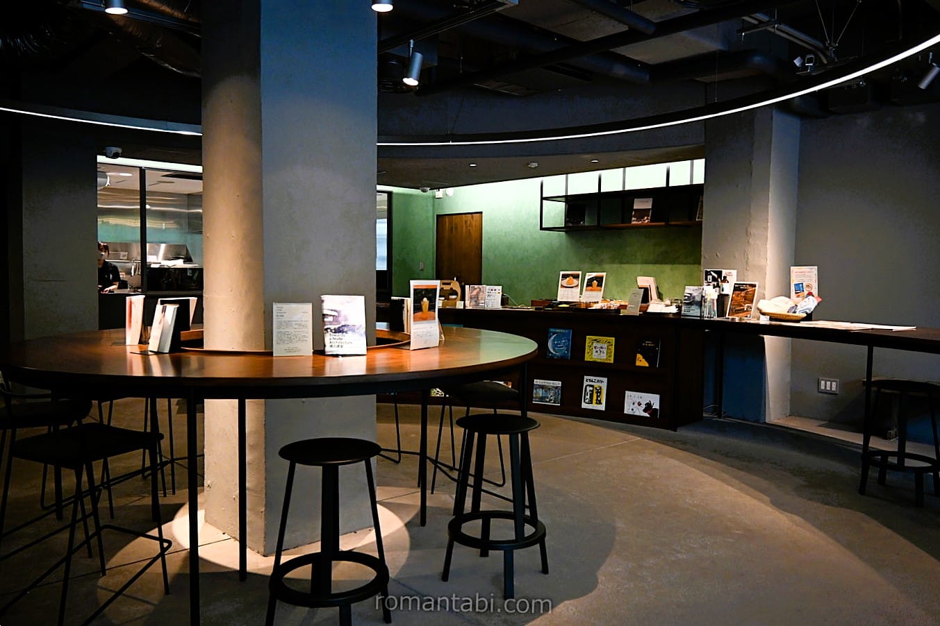 湯河原惣湯と玄関テラス|足湯・カフェ・読書が楽しめる癒し空間