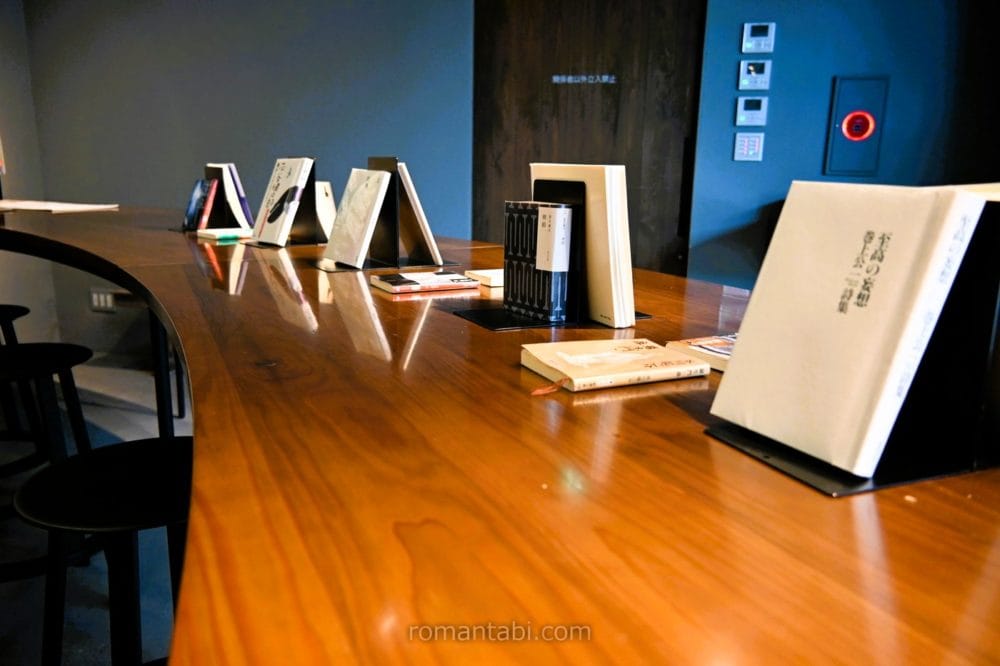 湯河原惣湯|玄関テラス|本たち