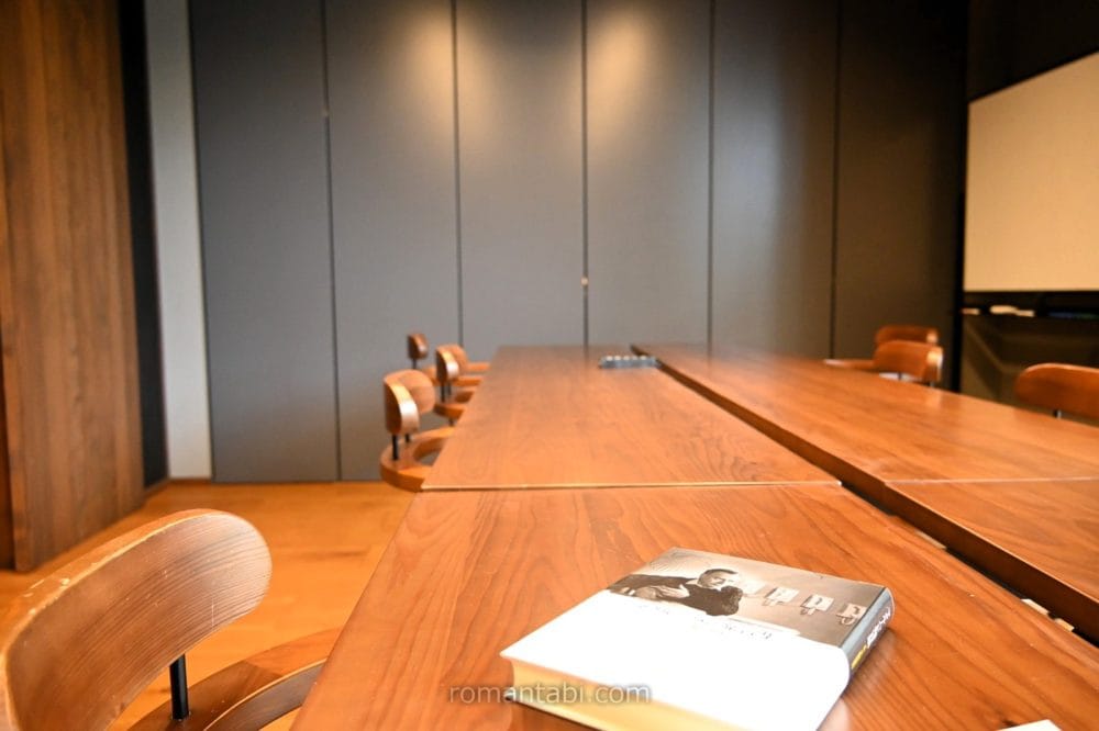 湯河原惣湯|玄関テラス|本とワーキングスペース